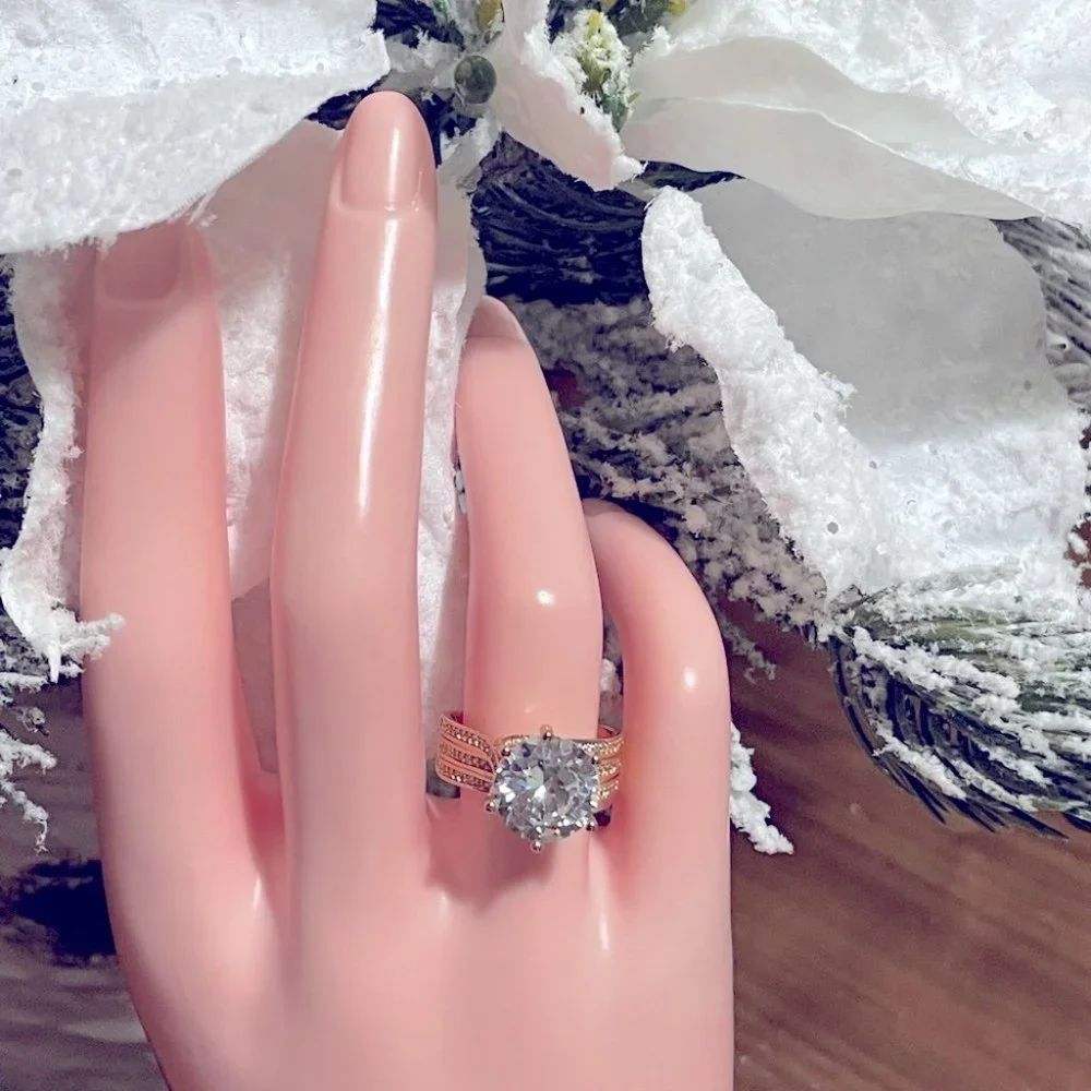New Stunning 18k Yellow Gold 925 Silver 4ct Round Brilliant sim. Diamond Ring